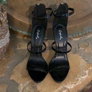 Qupid 4 inch heel patent leather strappy heels size 7.5
